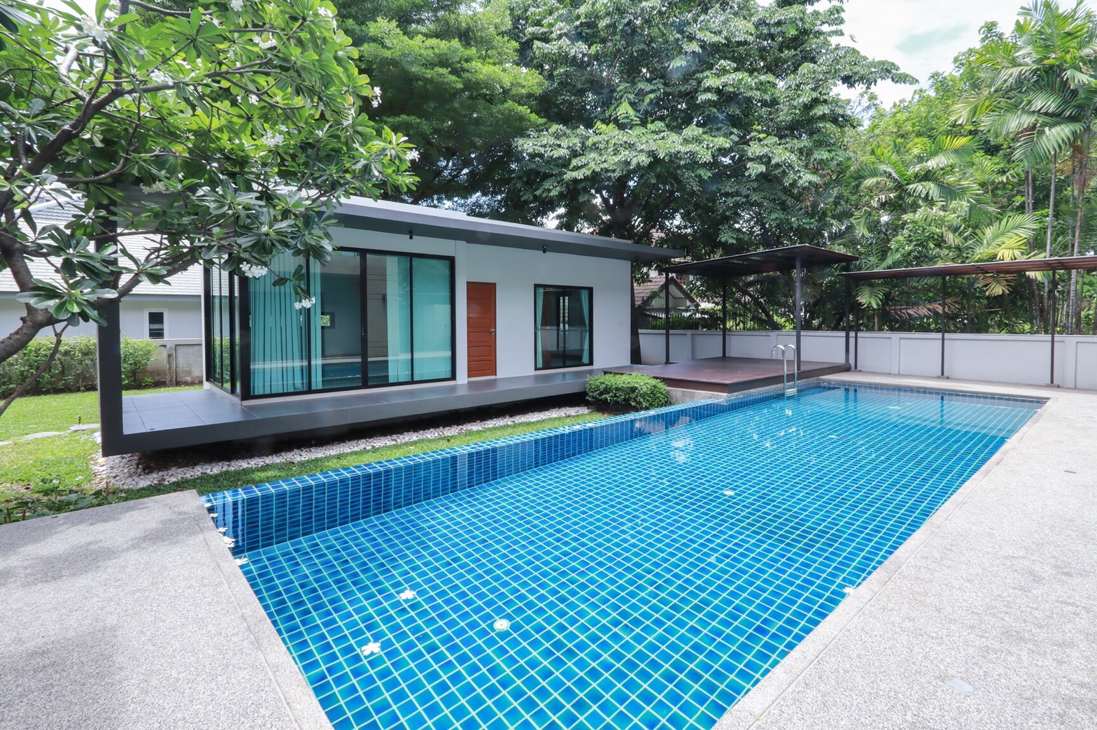 ให้เช่าบ้านเดี่ยว 2 ชั้น มีสระว่ายน้ำส่วนตัว ใกล้เอกมัย / ทองหล่อ เพียง 700-800 เมตร อยู่ถนนประดิษฐ์มนูญธรรม (ซอย ยืนยง)