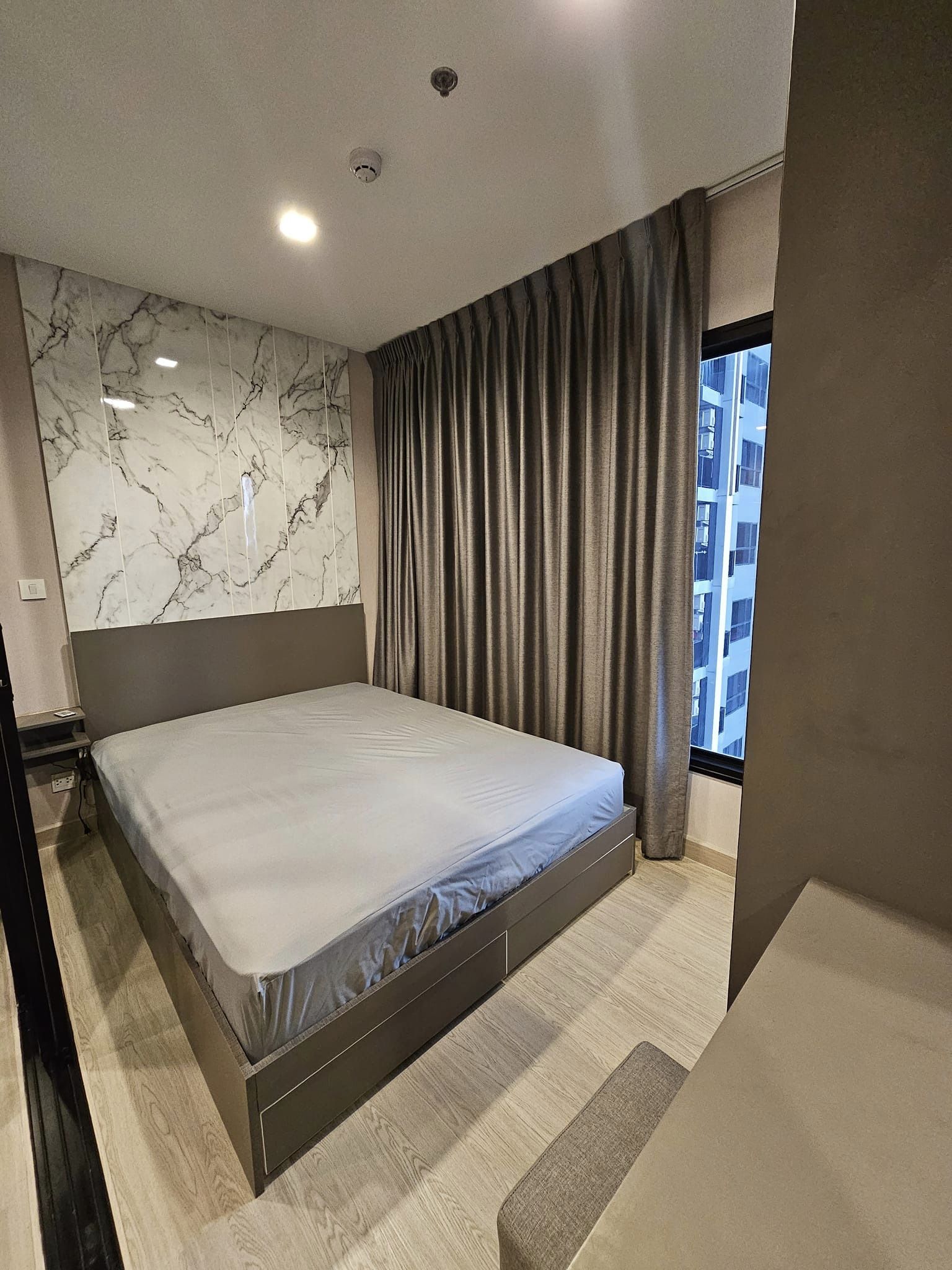 ให้เช่าคอนโด The Politan Rive ห้องขนาด 24.5 ตรม.บ้านเลขที่ 28/736 ชั้น 23 (2340) ทิศใต้ วิวสระว่ายน้ำ