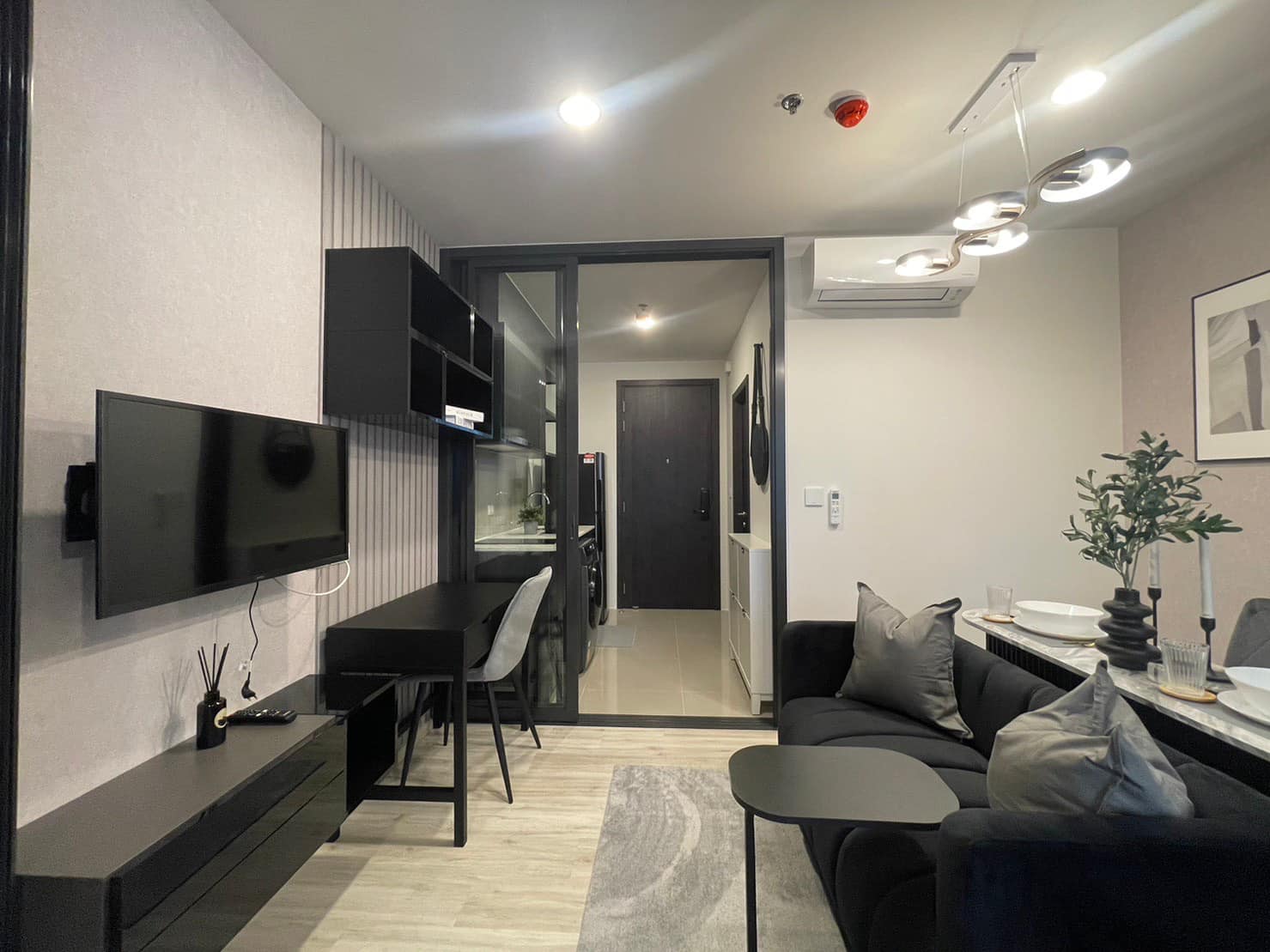 ให้เช่าคอนโด XT Huaikhwang (เอ็กซ์ที ห้วยขวาง) 1 ห้องนอน ขนาด 30 ตรม ชั้น 32 ห้องแต่งครยพร้อมอยู่