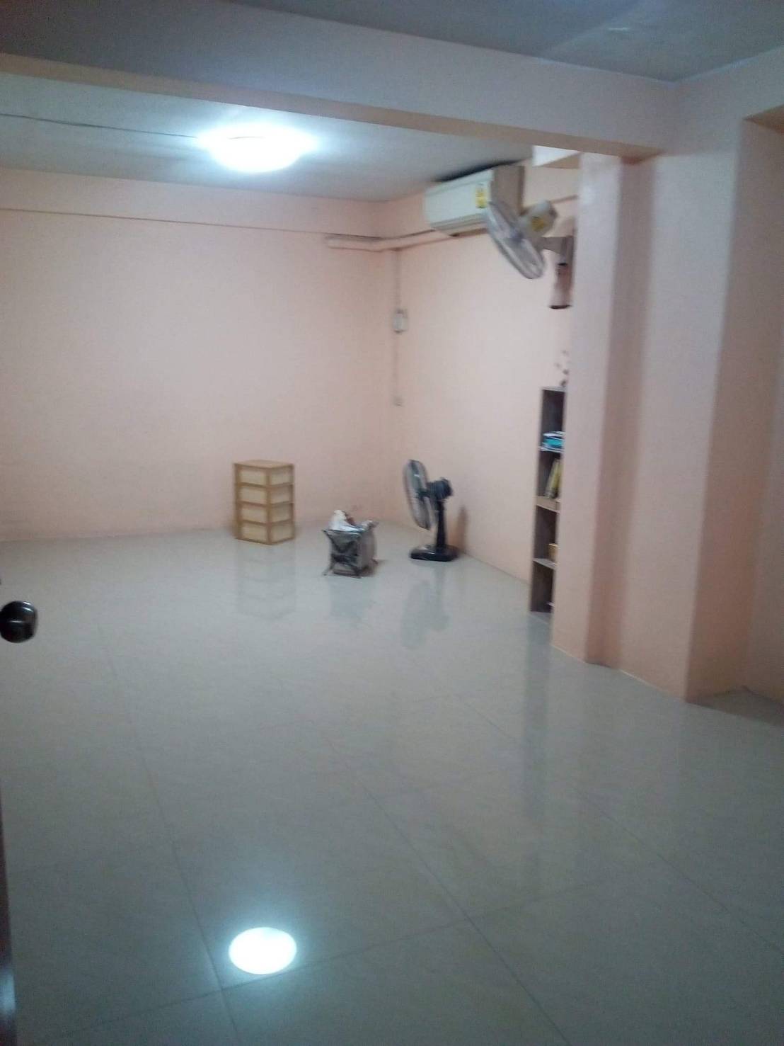 ขายตึกแถว 5 ชั้น ขนาด 25 ตร.วา ( พร้อมกิจการห้องเช่า 14 ห้อง ) ตั้งอยู่ถนนประชาสงเคราะห์ ซอย 16