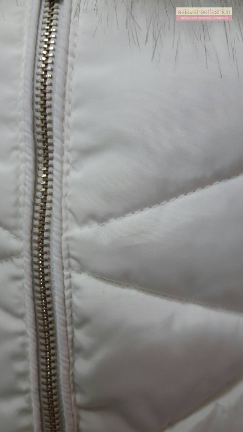 เสื้อกันหนาวฮู้ดดี้ ทรงสวย แต่งเฟอร์หนาฟู สีขาวครีม งานเกรดดีเหมือนแบบ อุ่นมาก หิมะก็เอาอยู่ (ถอดขนถอดฮู้ดได้)