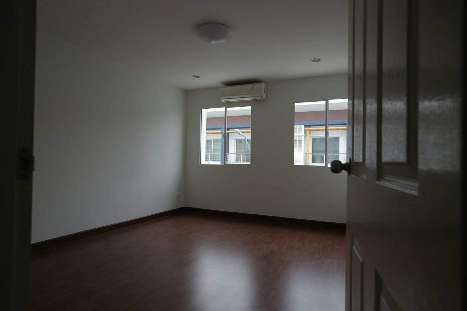 หมู่บ้านชวนชื่นโมดัส วิภาวดี ให้เช่าตึก 3.5 ชั้น ขนาด 20 ตร.วา หน้ากว้าง 5 เมตร