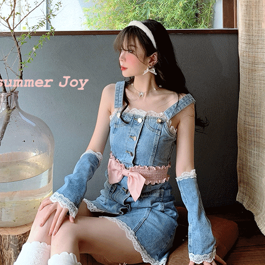 Summer Joy : พรีออเดอร์ เอี๊ยมยีนส์ติดกระดุมด้านหน้าแต่งระบายลูกไม้หวานๆ + ปลอกแขนยีนส์ (สินค้าไม่รวมเข็มขัดชมพู) แบรนด์แท้
