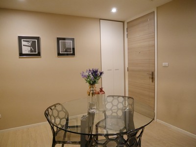 ห้เช่าคอนโด The Room Sukhumvit 21 (เดอะ รูม สุขุมวิท 21 อโศก ) 1 ห้องนอน 1 ห้องน้ำ ขนาด 50 ตรม