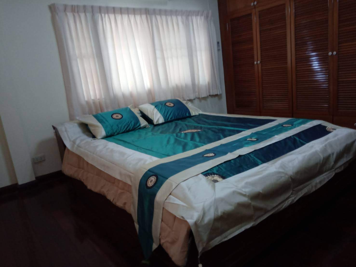 ให้เช่าทาวน์เฮ้าส์ 2 ชั้น หัวมุมถนน อยู่ในหมู่บ้าน กาญจนา ซอย จ่าบัน ศรีราชา 4 ห้องนอน 35,000 /ต่อเดือน