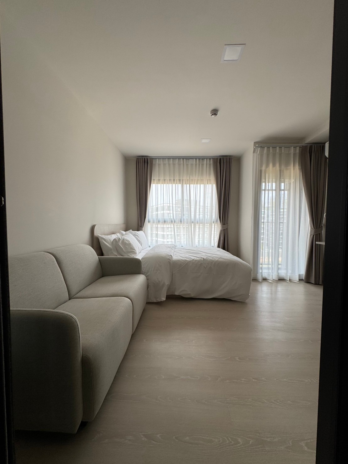 ให้เช่าคอนโดใหม่ใกล้ ม.ธรรมศาสตร์ มีรถรับ-ส่งถึงหน้า ม. dcondo Shine Rangsit (ดีคอนโด ชายน์ รังสิต) ห้องใหม่ไม่เคยปล่อยเช่า ด่วนก่อนเต็มนะจ๊ะ