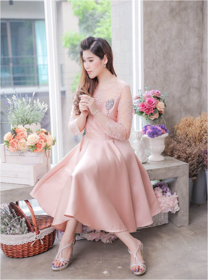 ชุดออกงาน/ชุดไปงานแต่งงานสีชมพูโรสโกลด์ แต่งโบว์ด้านหลัง แขนสีส่วน กระโปรงบาน แนวสวยหวาน เรียบหรู ดูดี
