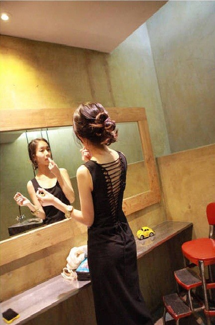 maxi dress เดรสยาวเข้ารูป สีดำ ใส่เที่ยว ใส่ทำงาน แขนกุด ผ้าคอตตอน ด้านหลังเป็นสายร้อยไขว้หลัง เซ็กซี่ เหมาะสำหรับสาวเท่ห์ ใส่ออกงานได้ค่ะ Asia Street Fashion