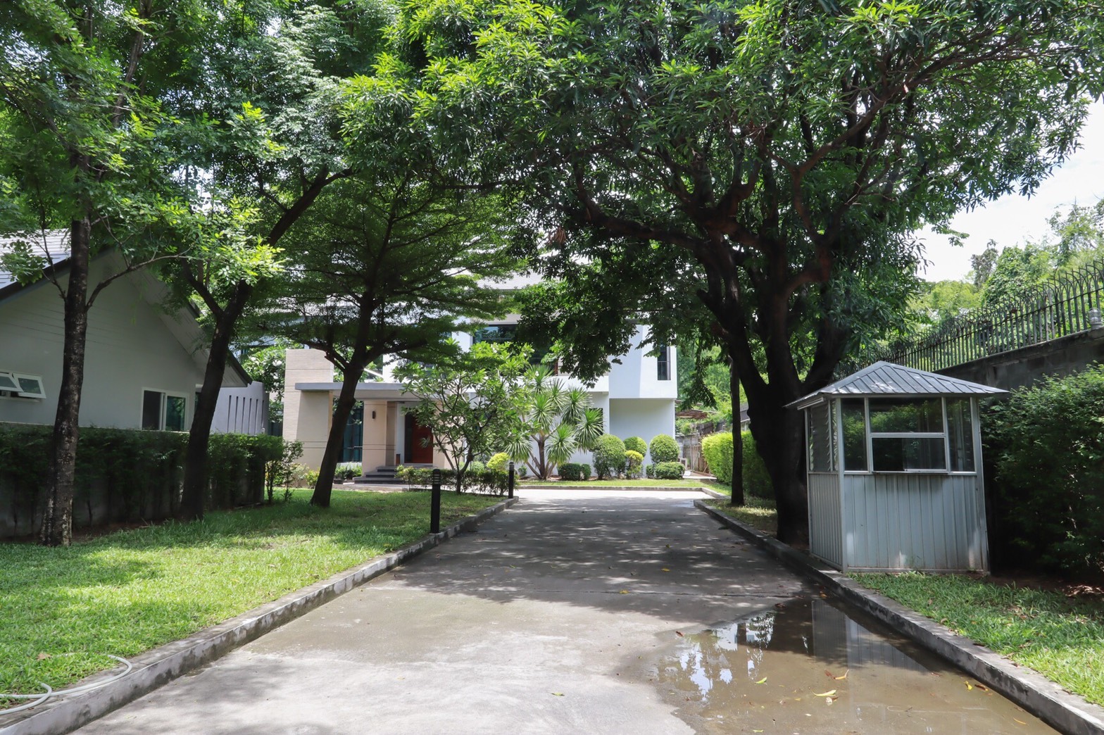 ให้เช่าบ้านเดี่ยว 2 ชั้น มีสระว่ายน้ำส่วนตัว ใกล้เอกมัย / ทองหล่อ เพียง 700-800 เมตร อยู่ถนนประดิษฐ์มนูญธรรม (ซอย ยืนยง)