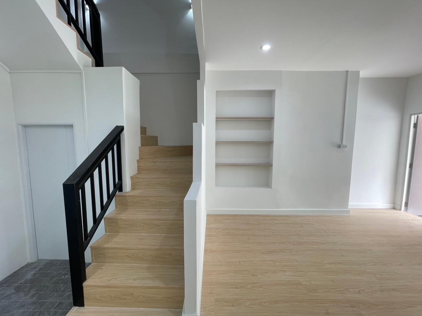 ขายทาวน์โฮม 3 ชั้น โครงการหมู่บ้านลัลลี่วิลล์ ลำลูกกา-คลอง 1 ราคาเพียง 2,290,000 บาท ฟรีโอน