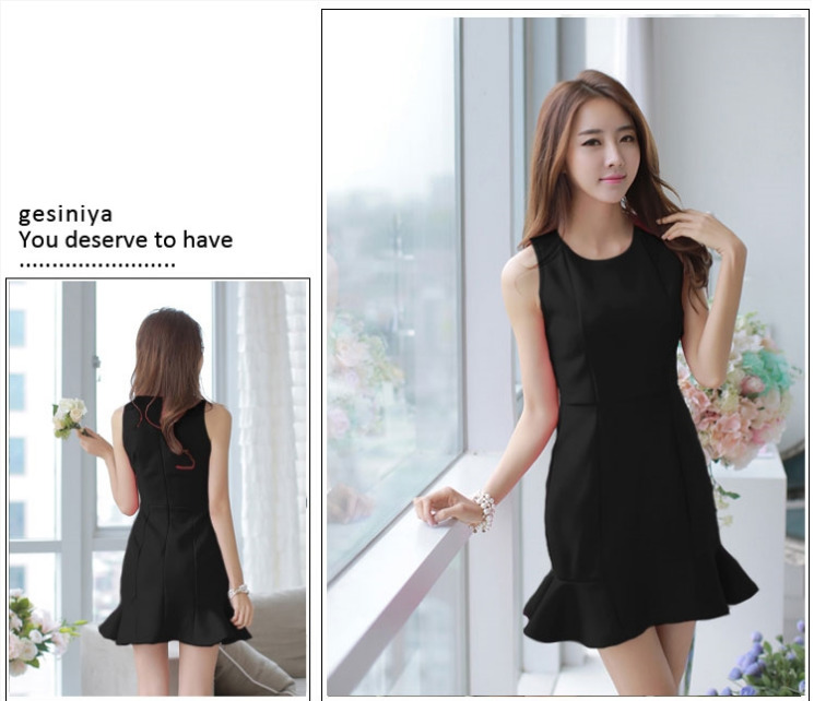 ชุดเดรสสั้นสีดำ เข้ารูป แขนกุด คอกลม ชายกระโปรงแต่งระบาย