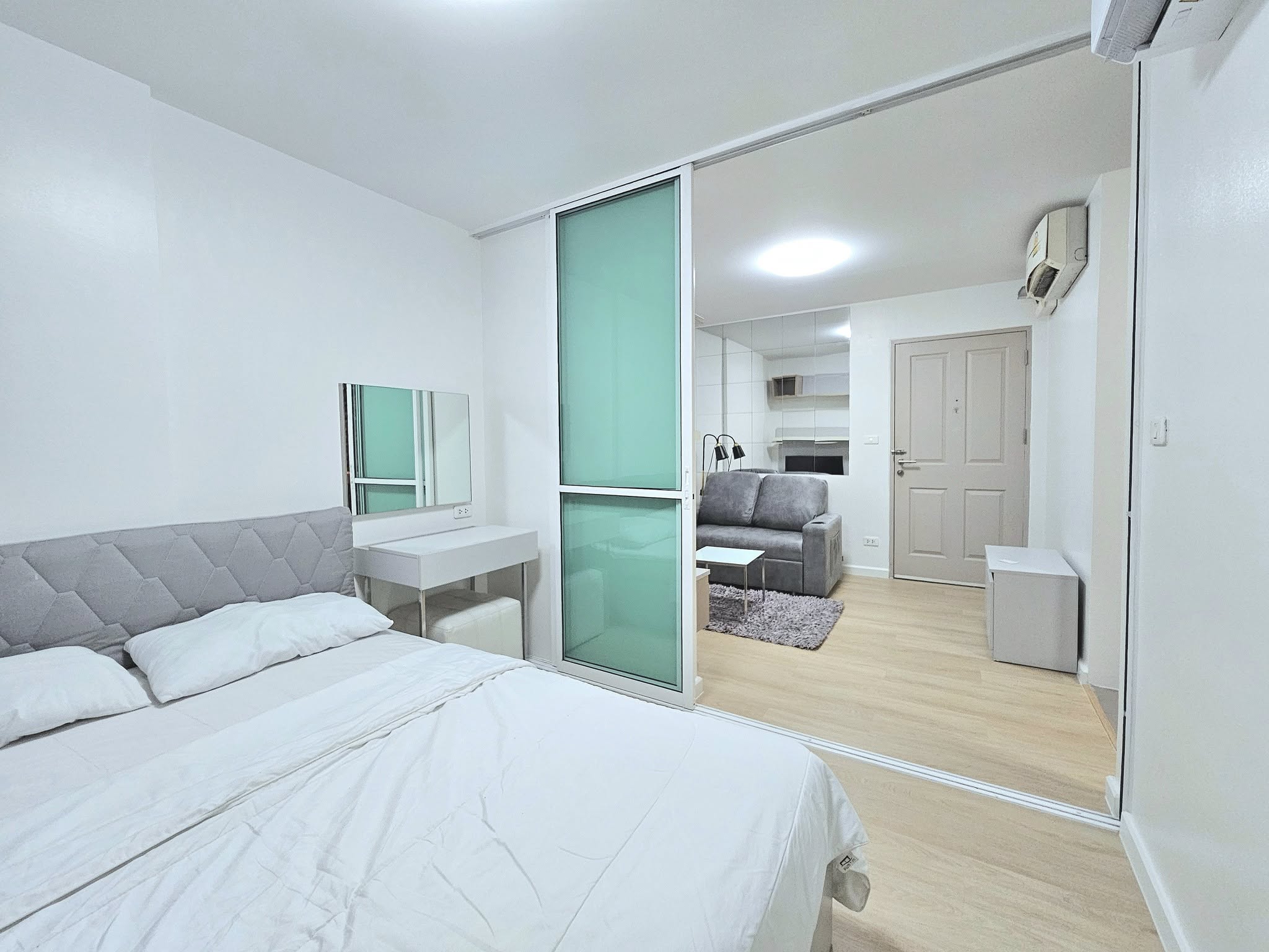 🏡 ให้เช่าด่วน! ดีคอนโด รามคำแหง 9 ห้องรีโนเวทใหม่ทั้งห้อง พร้อมอยู่ | เฟอร์ครบ + เครื่องใช้ไฟฟ้าครบ + เครื่องซักผ้า