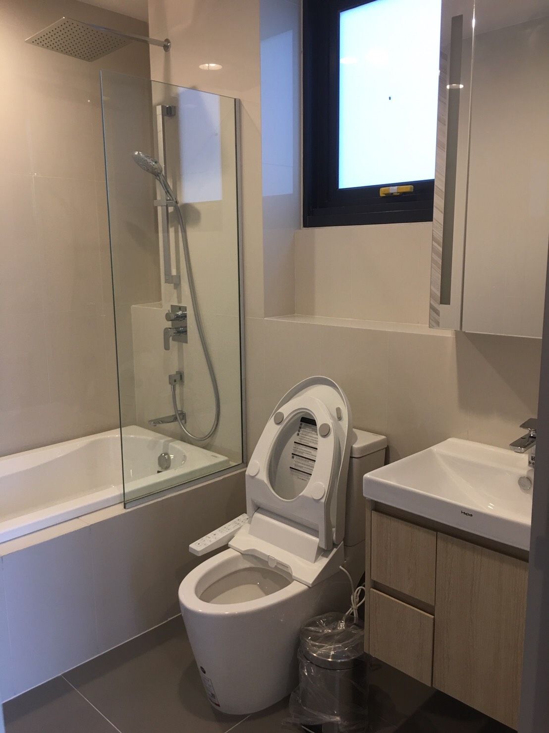 ให้เช่าคอนโด OKA HAUS Sukhumvit 36 (คอนโด โอกะ เฮ้าส์ สุขุมวิท 36 ) 2 ห้องนอน 2 ห้องน้ำ (มีอ่างอาบน้ำ) ขนาด 50 ตรม ชั้น 37 วิวแม่น้ำ