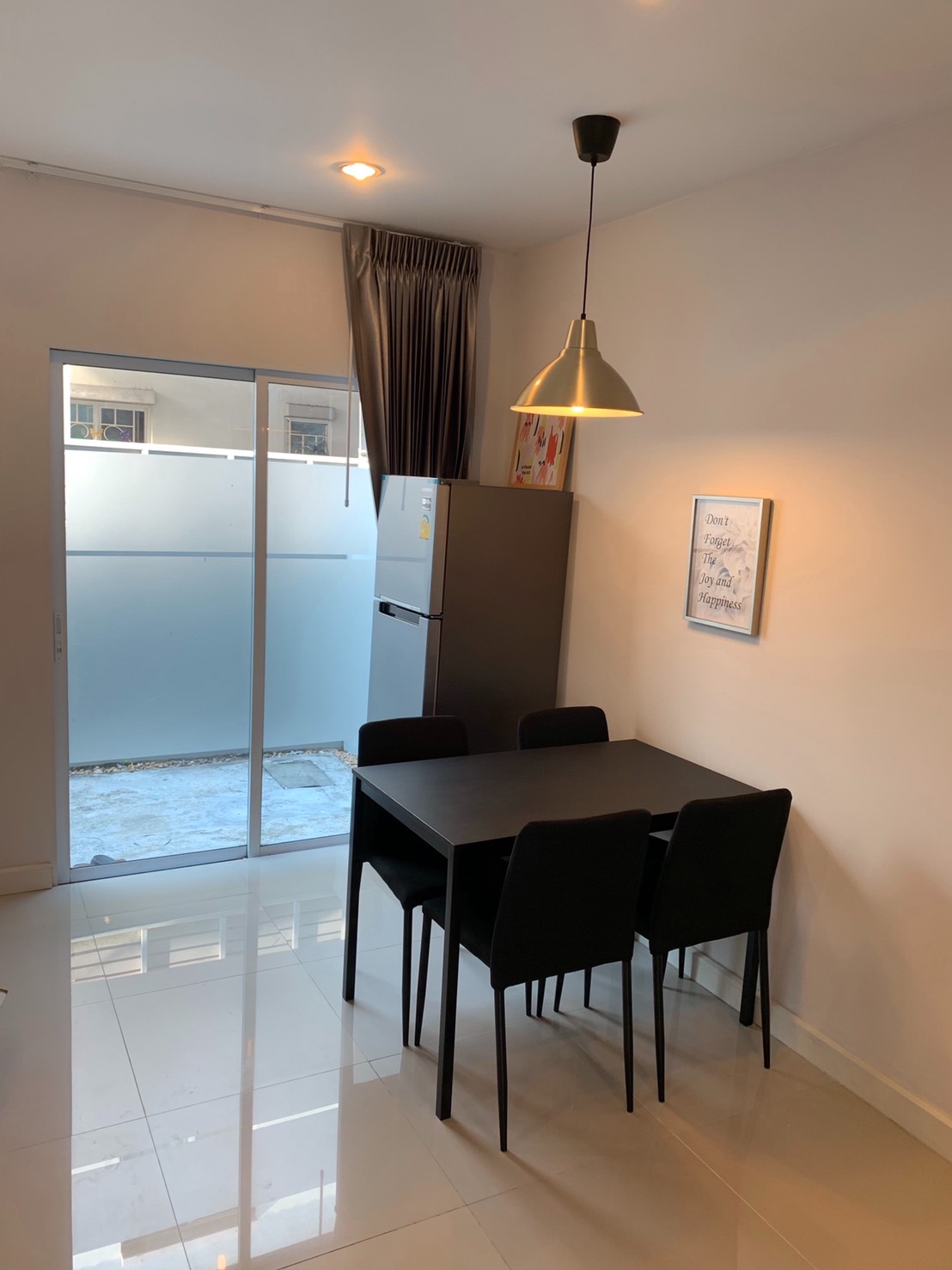 ให้เช่าทาวน์เฮ้าส์ 2 ชั้น หมู่บ้านวิลเลต ไลท์ พัฒนาการ (Villette Lite Pattanakarn 38) แต่งครบพร้อมอยู่ มี 3 ห้องนอน 2 ห้องน้ำ