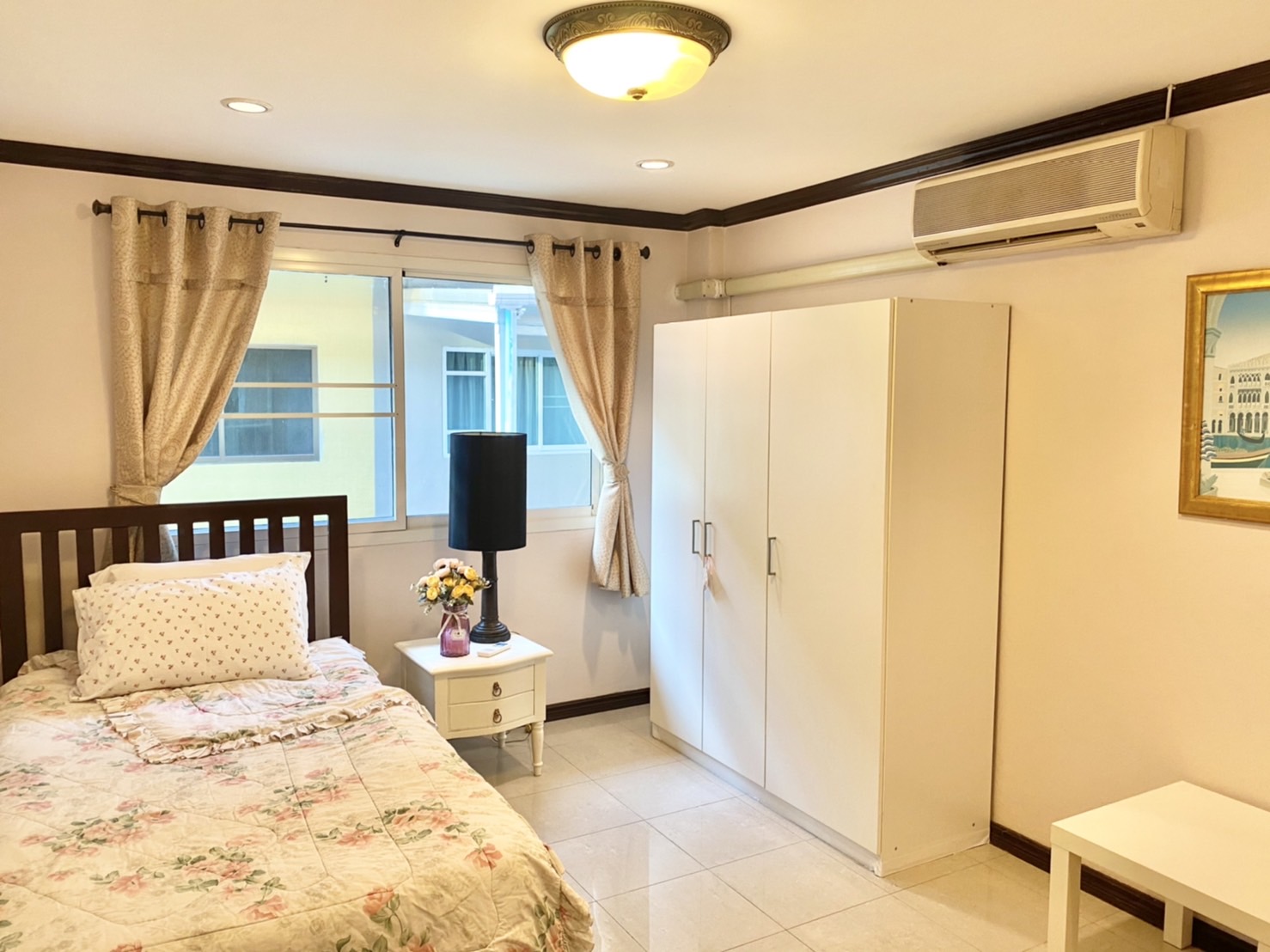 ให้เช่าทาวน์โฮม 4 ชั้น โครงการ รอยัล นครินทร์ วิลล่า 4 ห้องนอน 4 ห้องน้ำ +ห้องแม่บ้าน+ห้องเก็บของ จอดรถได้ 3 คัน