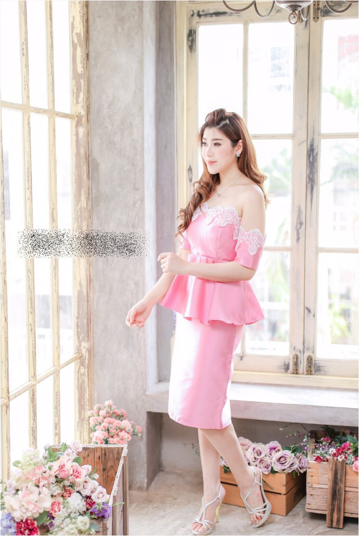 ชุดไปงานแต่งงาน ชุดออกงานสีชมพู เดรสสั้นเปิดไหล่ปักลูกไม้ เข้ารูป เอวแต่งระบาย ผ้าไหมอิตาลี เรียบหรู สวย ดูสง่า