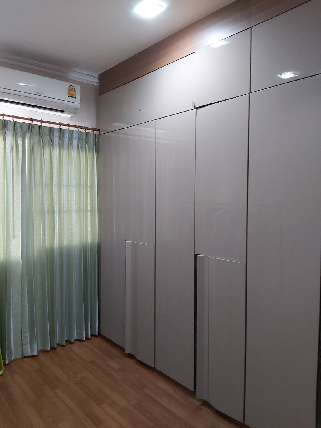 ขายทาวน์เฮ้าส์ 2 ชั้น หมู่บ้าน โกลเด้น ทาวน์ วัชรพล-สุขาภิบาล 5 Gloden Town Watcharapol-Sukhapiban 5 มี 4 ห้องนอน