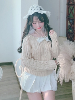 Summer Joy : เสื้อสเวตเตอร์แขนยาวประดับมุก มีสายมุกคล้องคอแบบสวยหวาน แบรนด์แท้