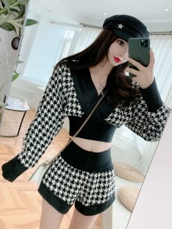 พรีออเดอร์ : ชุดเซ็ทแฟชั่นลายชิโนริ เสื้อครอปคอกว้าง + กางเกงขาสั้นเข้าชุด