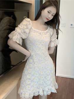พรีออเดอร์ : ชุดเดรสแฟชั่นปักลายดอกไม้หวานๆ สีขาว แขนสั้น