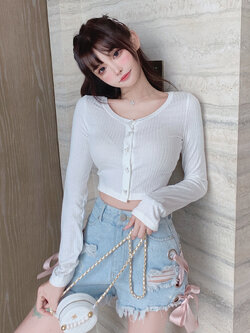 Girly Fancy Club : พรีออเดอร์ เสื้อคลุมคาดิแกนครอปสั้นแขนยาว ติดกระดุมผีเสื้อ มีให้เลือก 2สี แบรนด์แท้