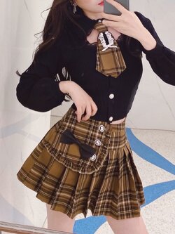 Summer Joy : พรีออเดอร์ เสื้อแฟชั่นเว้าอกมีกระดุมช่วงคอ เนื้อผ้าถักผ้ายืด แขนยาว มีให้เลือก 2สี แบรนด์แท้