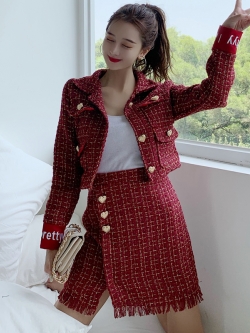 พรีออเดอร์ : ชุดสูทเซ็ทแฟชั่นแบบสวย ตัวเสื้อสูทสั้นกระดุมทองลายหัวใจ + กระโปรงแต่งขอบรุ่ยเข้าชุด