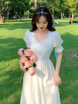 พรีออเดอร์ : เดรสยาวฤดูร้อนแฟชั่นสไตล์หวานน่ารักๆ สีขาว คอวี รุ่นผ่้าเบาบางใส่สบาย มีซับใน