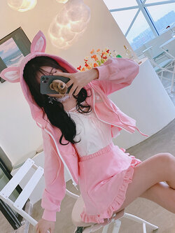 Summer Joy : พรีออเดอร์ เสื้อฮู๊ดแขนยาวมีหูน่ารักๆ และ กระโปรงเข้าชุดสไตล์สปอร์ต มีให้เลือก 2สี ราคาแยกชิ้น แบรนด์แท้