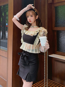 Girly Fancy Club : พรีออเดอร์ เสื้อแฟชั่นสีดำครอปสั้นแขนกุดแต่งระบายลูกไม้ตามแบบ แบรนด์แท้