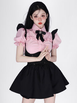 Shaoyeyan : พรีออเดอร์ ชุดเซ็ท (ราคาแยกชิ้น) เสื้อเชิ้ตแฟชั่นแขนสั้นฉลุลายหัวใจกลางอกย่ารักๆ ครอปสั้น และ กระโปรงเอี๊ยมสีดำสม็อคหลัง แบรนด์แท้