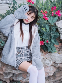 พรีออเดอร์ : กระโปรงลายสก็อตสีเทา แต่งกระเป๋าเล็กๆ ปักลายหมีโคล่าเข้าชุด ช่วงหลังขอบเอวแบบยางยืด