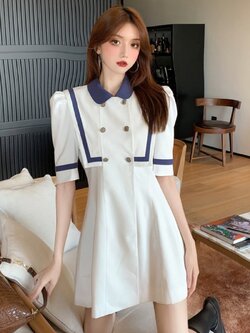 พรีออเดอร์ : เดรสสั้นสีขาวแต่งปกสีน้ำเงิน และกระดุมสองแถวตามภาพ