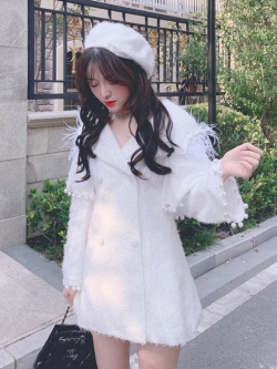 Summer Joy : เสื้อโค้ทสีขาวแบบมีผ้าคลุมไหล่ และ ฮูท ติดกระดุมสองแถวประดับมุกตามแบบ แบรนด์แท้