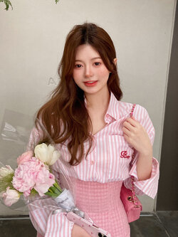 Romance Of Girl : พรีออเดอร์ เสื้อเชิ้ตสีชมพูแขนยาวลายเส้นสไตล์เกาหลี ทรง OverSize งานแบรนด์แท้