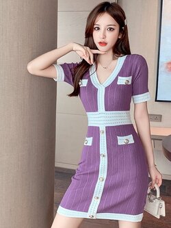 พรีออเดอร์ : เดรสแฟชั่นแขนสั้นคอวี แต่งกระดุมช่วงกระโปรง มีให้เลือก 2สี