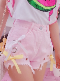 พรีออเดอร์ : กางเกงยีนส์ขาสั้นสีชมพูประดับโบว์ตามแบบ