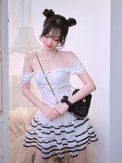 Summer Joy : พรีออเดอร์ ชุดแฟชั่นสไตล์หวาน เสื้อแขนกุดเปิดไหล่ มีให้เลือก 2สี และ กระโปรงแต่งลายเส้นสีดำ แบรนด์แท้