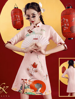 พรีออเดอร์ : ชุดกี่เพ้า ชุดตรุษจีน ชุดจีน เดรสสั้นรุ่นพิมพ์ลาย สีชมพู เนื้อผ้าหนา