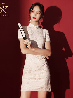 พรีออเดอร์ : ชุดกี่เพ้า ชุดตรุษจีน ชุดจีน เดรสสั้นรุ่นปักลายคลาสสิกแบบเรียบ สีขาวครีม