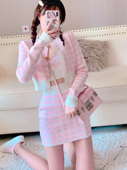 พรีออเดอร์ : ชุดเซ็ทไหมพรมแฟชั่นฤดูหนาวลายสก็อตน่ารักๆ เสื้อคลุมคาดิแกน + เสื้อครอปสายเดี่ยวไหมพรม + กระโปรงเข้าชุด