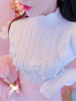 พรีออเดอร์ : เสื้อถักกันหนาวคอสูงแขนยาว ประดับเลื่อมและดอกไม้ มีให้เลือก 3 สี