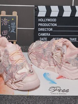 พรีออเดอร์ : รองเท้าลำลองสีชมพูหวานติดลายผีเสื้อประดับมุกและคริสตัลตามแบบ สูง 3-5 ซม.