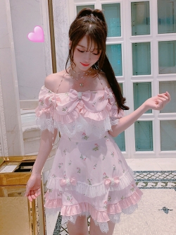 Summer Joy : เดรสเปิดไหล่น่ารักๆ ลายดอกไม้แต่งระบายสไตล์โลลิต้า งานแบรนด์