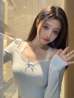 พรีออเดอร์ : เสื้อแฟชั่นแขนยาวสีฟ้าอ่อนครอปสั้นเข้ารูป แต่งสายลูกไม้สีขาวตามแบบ