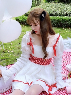 พรีออเดอร์ : เดรสลูกไม้สีขาวแขนยาวตัดต่อผ้าสีแดงลายจุด แบบสวยหวานน่ารักสไตล์ญี่ปุ่น