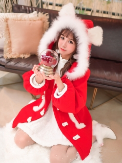 พรีออเดอร์ : โค้ทคริสต์มาสสีแดง โค้ทแฟชั่นสไตล์ญี่ปุ่น แต่งฮูทมีหูขนเฟอร์ กระดุมทรงจีน แขนพองน่ารักๆ