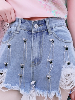 พรีออเดอร์ : กางเกงยีนส์ทรงแต่งขาดขาสั้นประดับเลื่อมตามแบบ