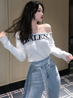 พรีออเดอร์ : เสื้อแฟชั่นเปิดไหล่แขนยาวลายอักษรตามแบบ มีให้เลือก2สี