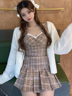 พรีออเดอร์ : ชุดเซ็ทแฟชั่นน่ารักๆ สไตล์หวานสีน้ำตาลลายสก็อต เสื้อครอปสั้นสายคล้องคอ และ กระโปรงกางเกงตามแบบ (ราคาแยกชิ้น)